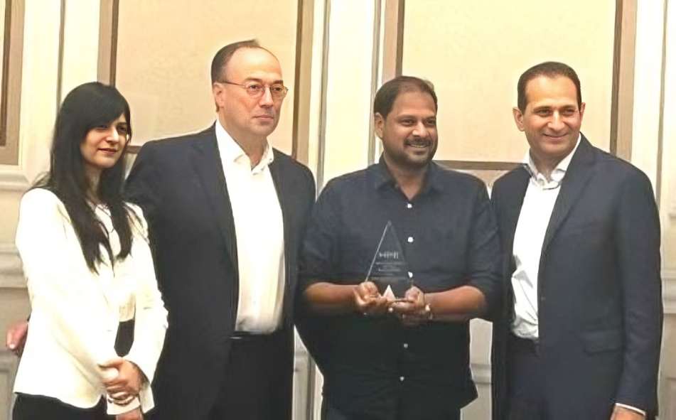 Ninth Dimension Team receiving HPE Discover 2025 Recognition Award